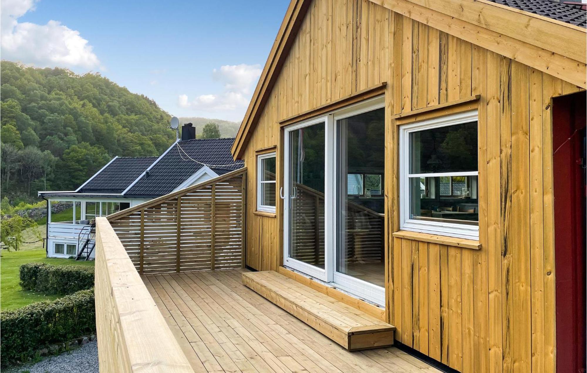 2 Bedroom Stunning Home In Lyngdal Exterior foto